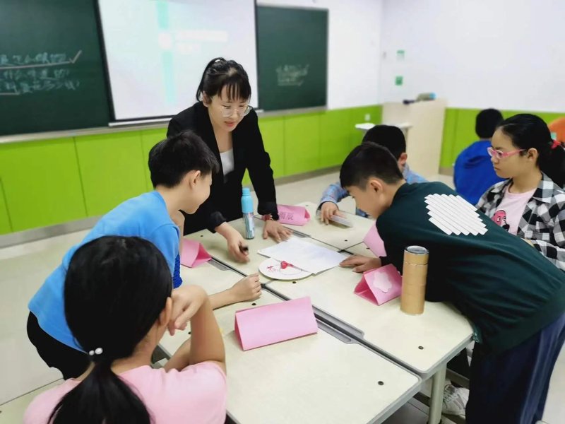大连市博娅特教育培训学校的阜新分校，作为其重要的一部分，如何与总部保持一致？我们通过一系列访谈记录，深入了解了两家机构之间的联系。